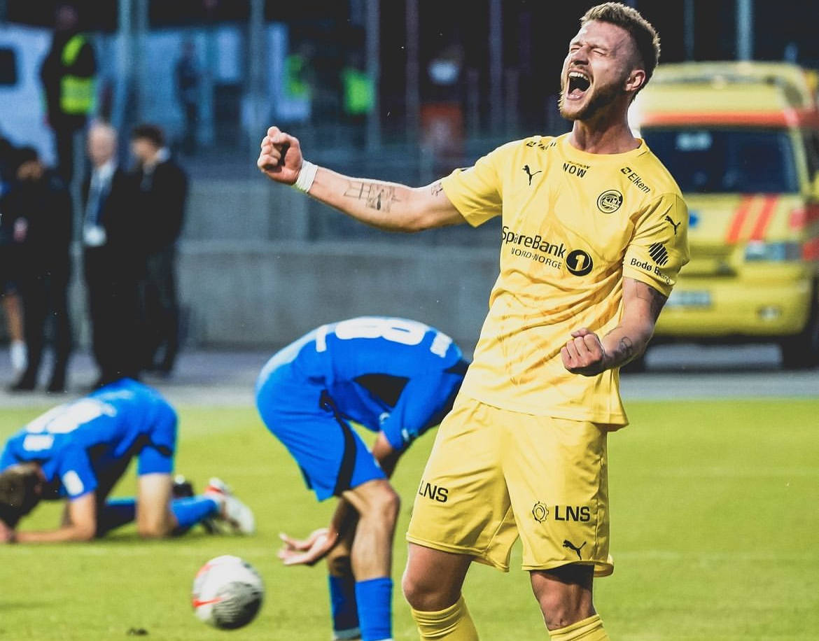 足球盛事赛场上闪耀,球员斗志昂扬 足球盛事赛场上闪耀,球员斗志昂扬