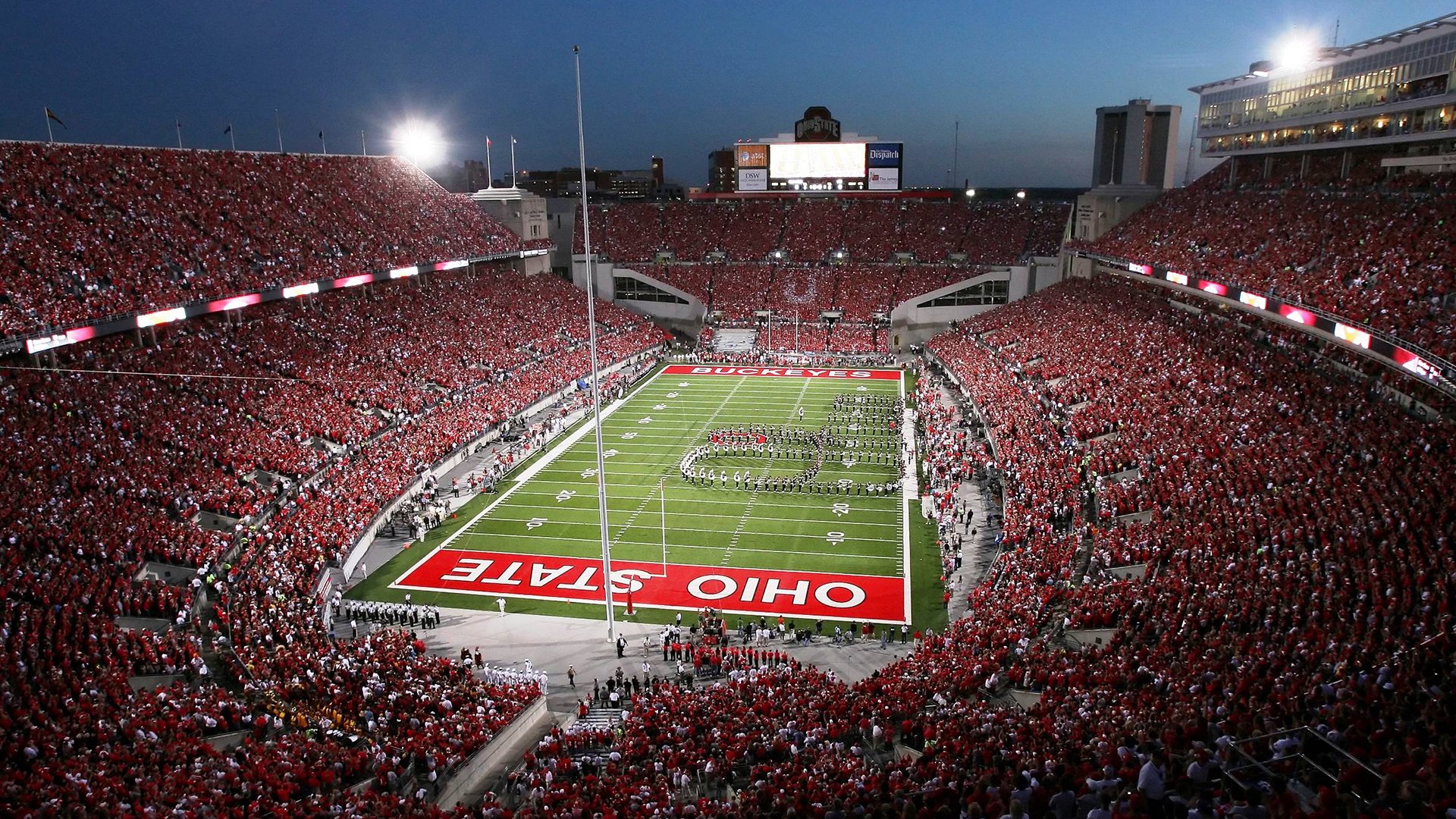 赛道上的王权更迭，当皇马足球哲学冲垮美国，萨卡在F1街道赛接管比赛