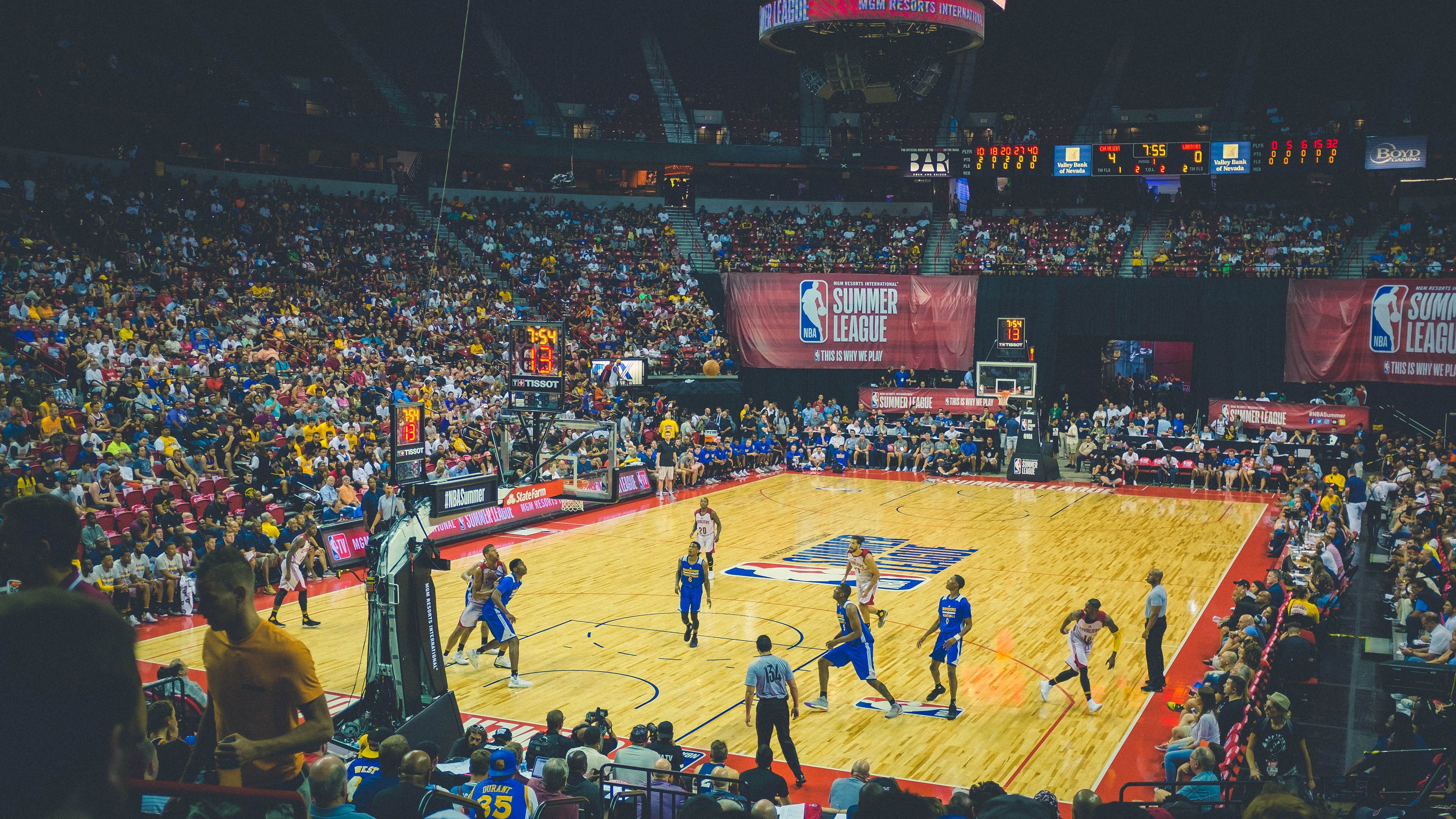 赛道上的孤勇者，诺里斯独扛大旗，梅赛德斯力克阿斯顿马丁的背后