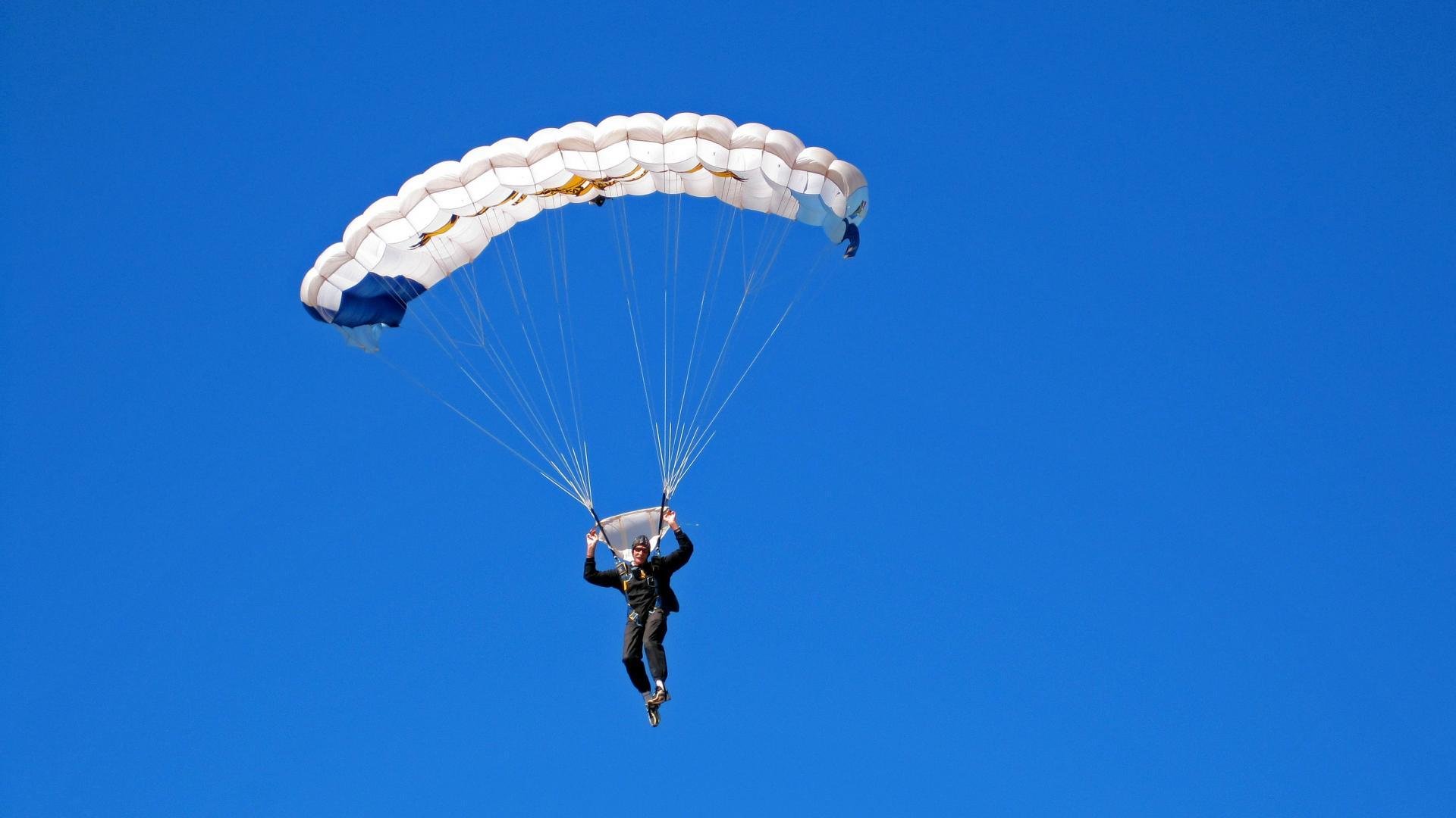 当足球冷门遇上乒乓热浪，奥地利轻取英格兰，樊振东点燃赛场